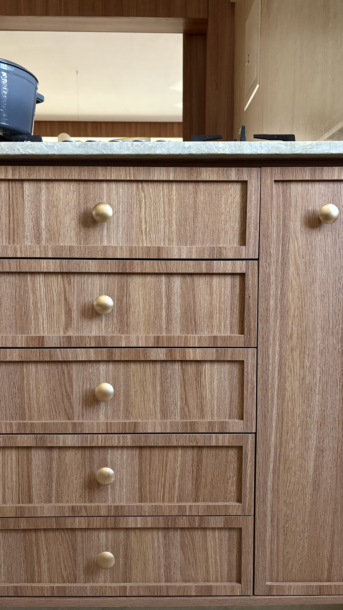 Detalhe de gavetas em madeira